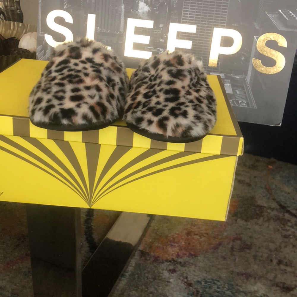 Pink fox fur slippers